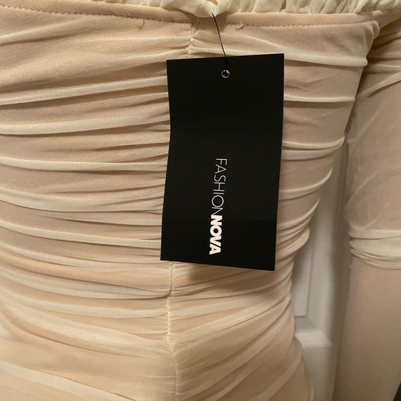 Fashion nova cream front lace up ruched dress size small - Picture 4 of 10